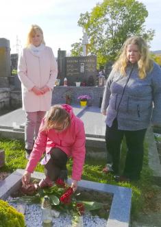 Položení kytice k hrobu Jana Smutného