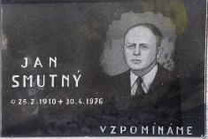 Položení kytice k hrobu Jana Smutného